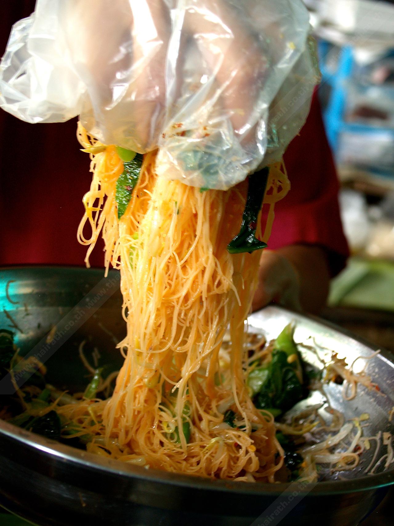 หมี่พันกำลังปรุงรส