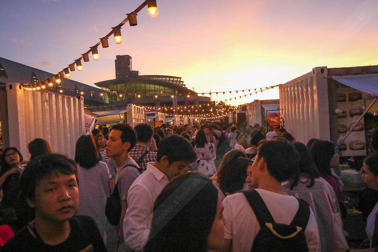 บรรยากาศยามเย็นในตลาด Artbox