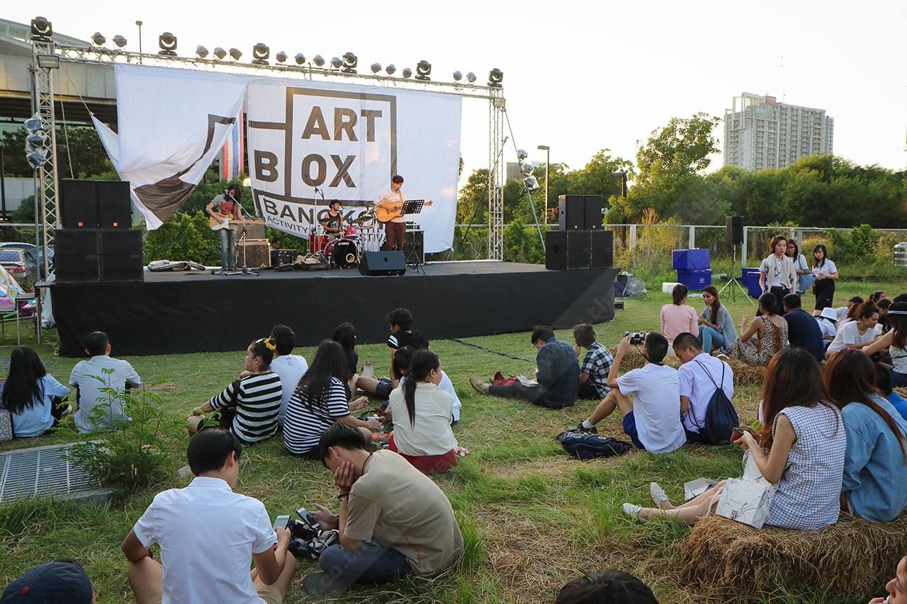 บรรยากาศหน้าเวที ชิลมากๆ