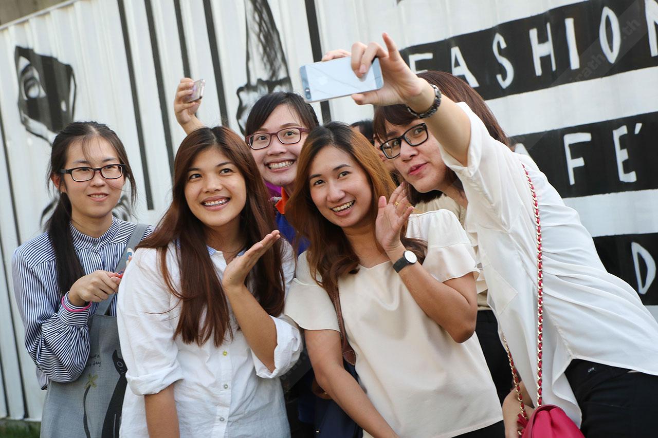 สาวๆ เซลฟี่กันสนุกสนาน