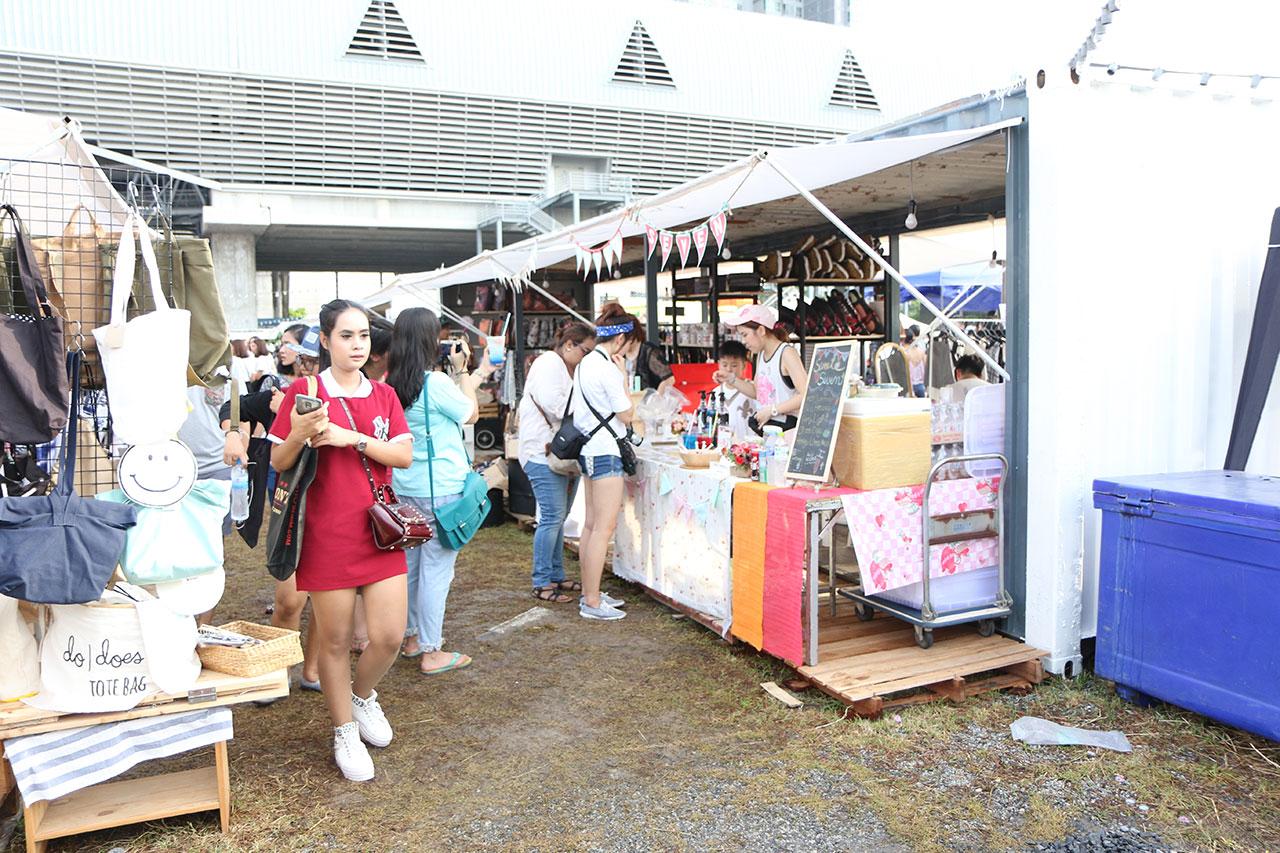 บรรยากาศในตลาดตู้คอนเทนเนอร์
