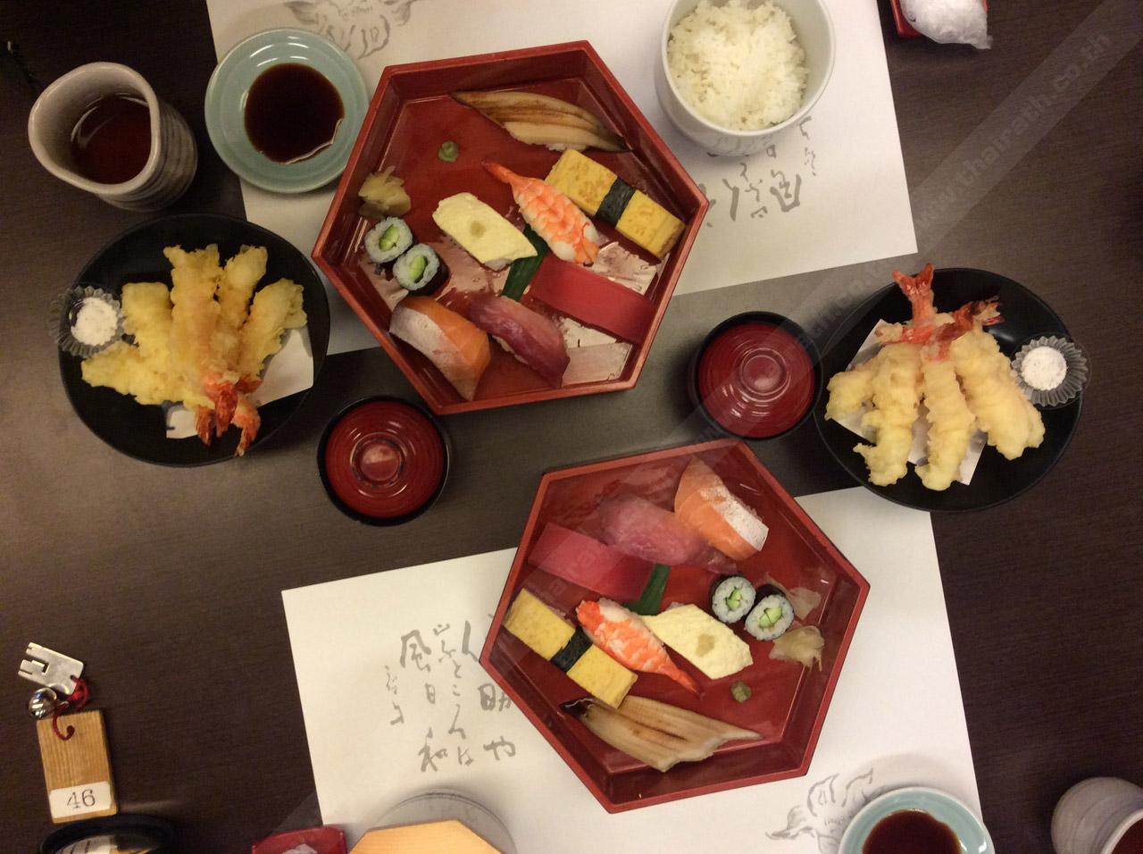 เบนโตะเซตข้าวปั้นและซูชิ พร้อมกุ้งเทมปุระ