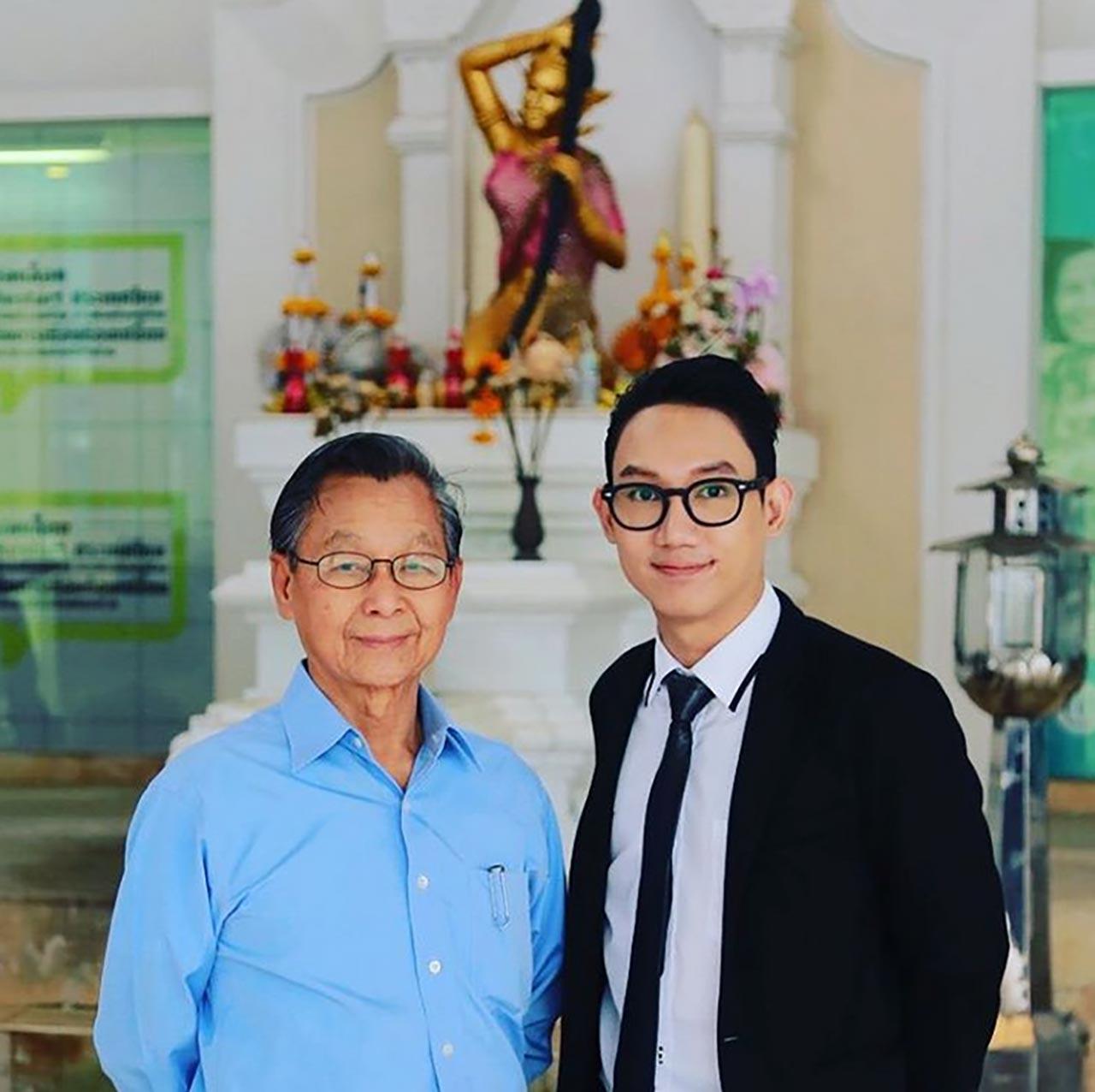 ปลื้มเป็นบุตรชายเพียงคนเดียวของชวน หลีกภัย
