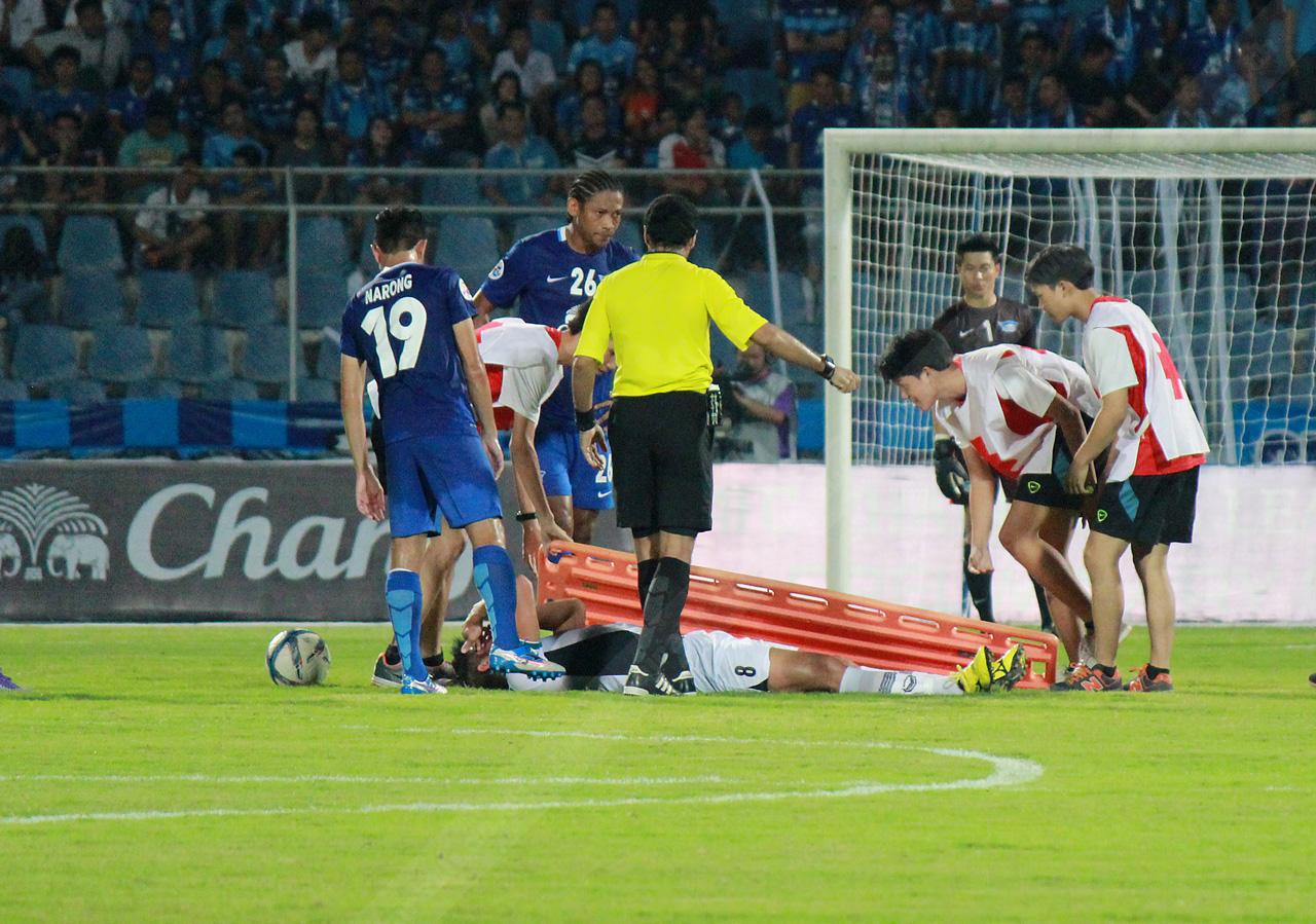 แข้งย่างกุ้งนอนเจ็บจนถูกหามออกนอกสนาม