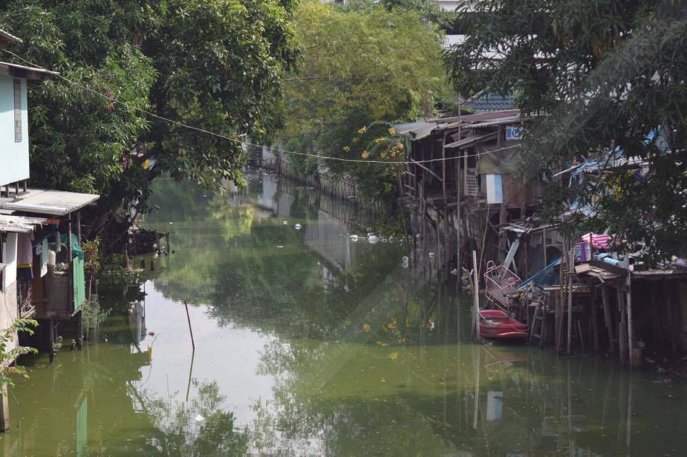 ขยะจากหลังบ้านของชุมชนริมคลองลาดพร้าว