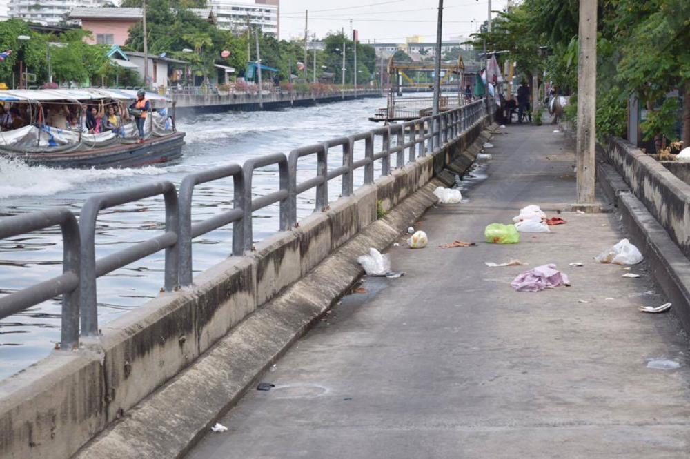 การทิ้งขยะที่ไม่เป็นที่เป็นทาง ที่โยนลงคลองอย่างมักง่าย