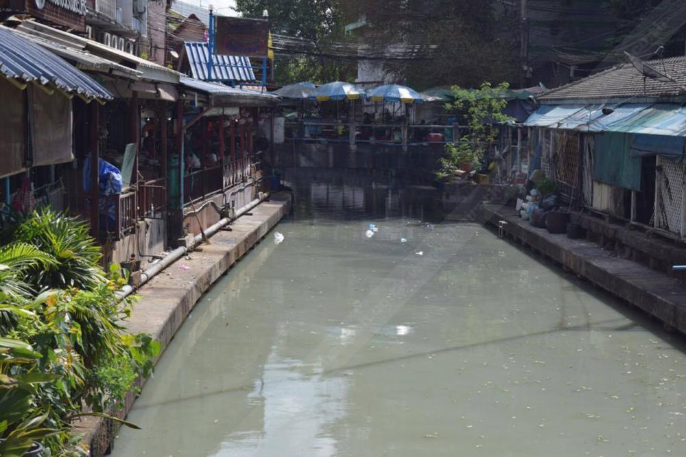 สภาพน้ำบริเวณคลองบางซื่อ หลังบ้านเรือนประชาชน