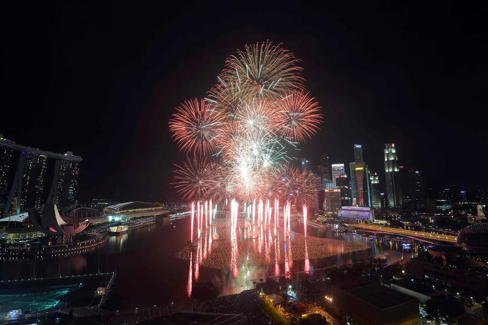 ประชาชนกว่า 300,000 คน เข้าร่วมงานเคาต์ดาวน์ที่ มารินา เบย์ (ภาพ: AFP)