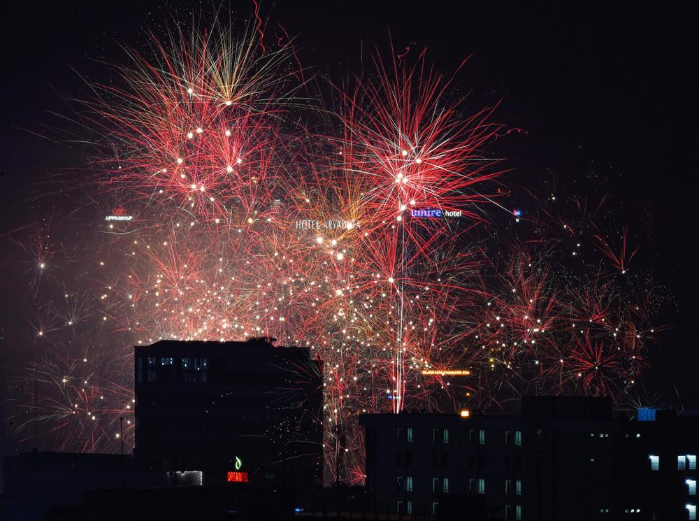 อินโดนีเซียจุดพลุฉลองวันปีใหม่ 2016 (ภาพ: AFP)