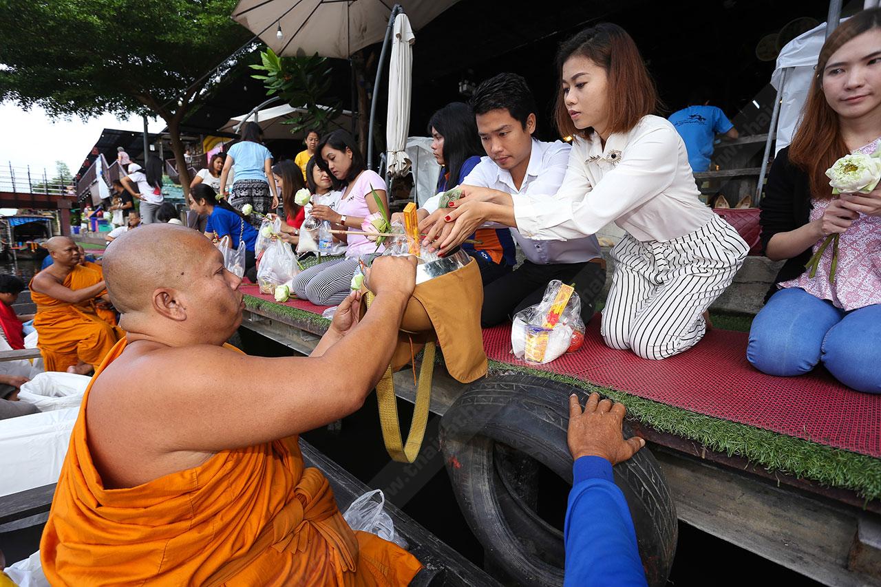 ตักบาตรพระทางน้ำ