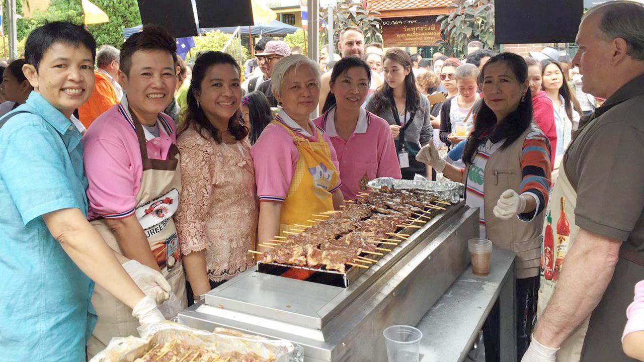 ทำบุญกุศล อรทัย ศรีสถาน, ปัฐมา ศรเพ็ง, อรวรรณ อรรัตน์สกุล พร้อมเพื่อนๆ ร่วมเปิดโรงทานทำหมูปิ้ง 50 กิโลกรัมแจกฟรี และถวายเงินทำบุญ ในงานถวายผ้าพระกฐินพระราชทาน ที่วัดไทยพุทธรังษี แอนนาเดล ออสเตรเลีย.