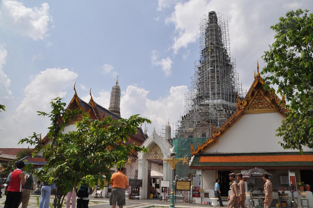 นั่งร้านถูกติดตั้งรอบองค์พระปรางค์เพื่อทำการซ่อมแซม