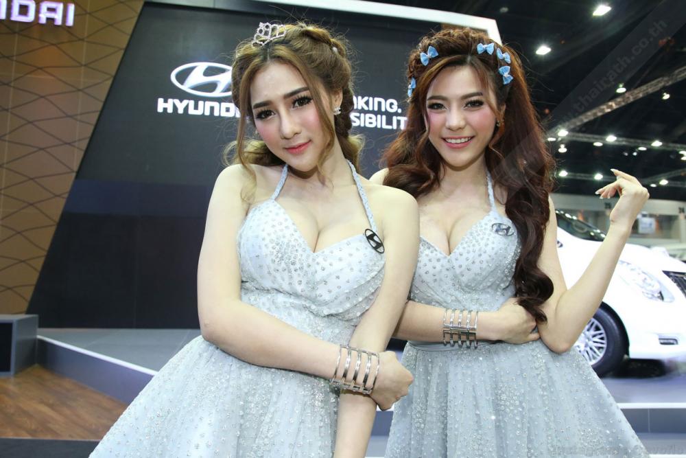 2 สาวฮุนไดโพสท่าเซ็กซี่น่ารัก