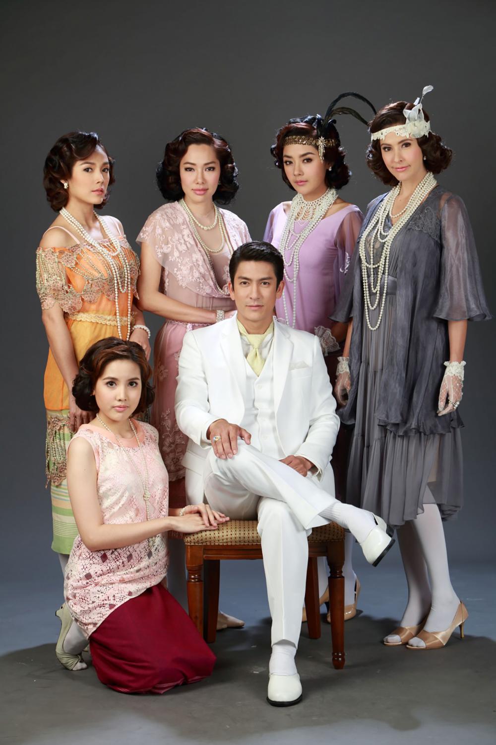 บรรดาสาวๆ ในคอลเลกชั่นของไรวินทร์