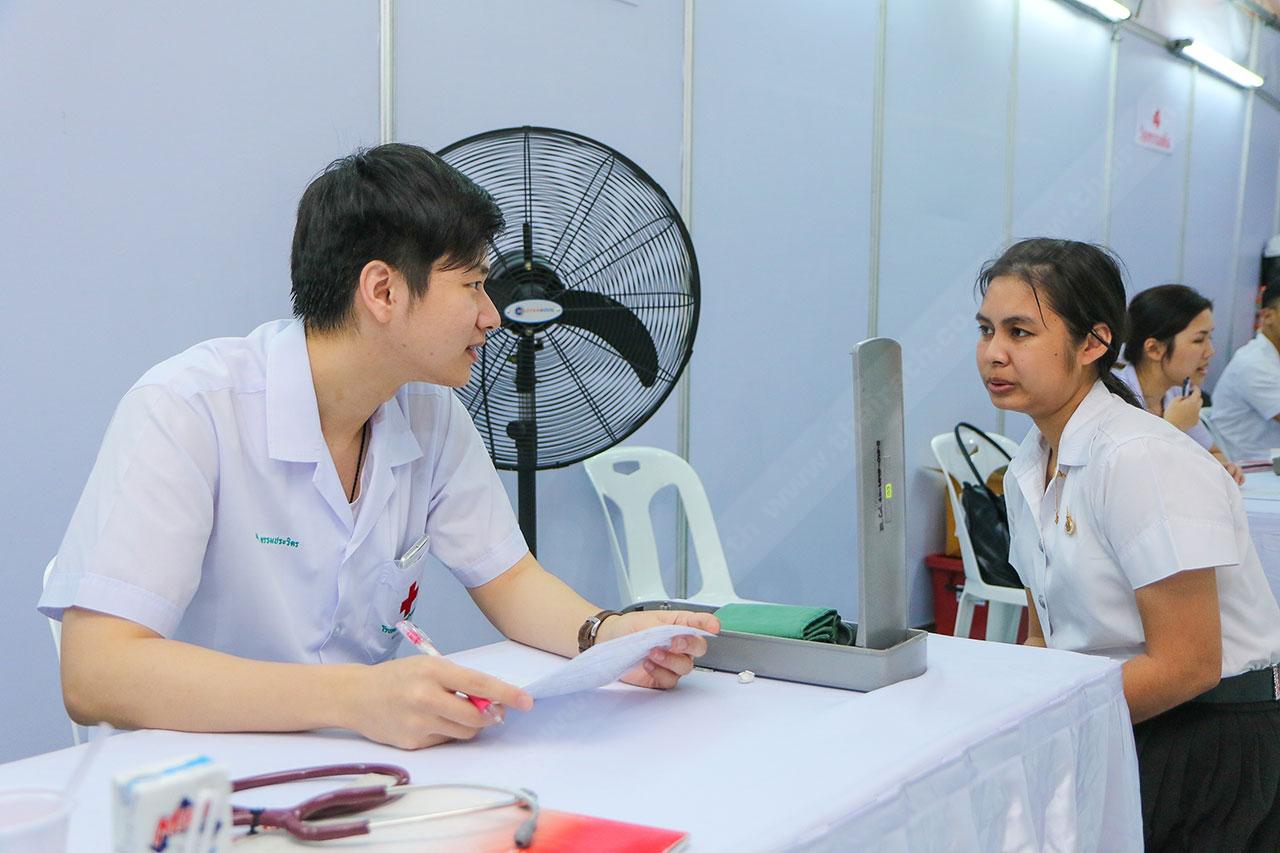 มีหมอคอยซักประวัติ ตรวจสุขภาพ