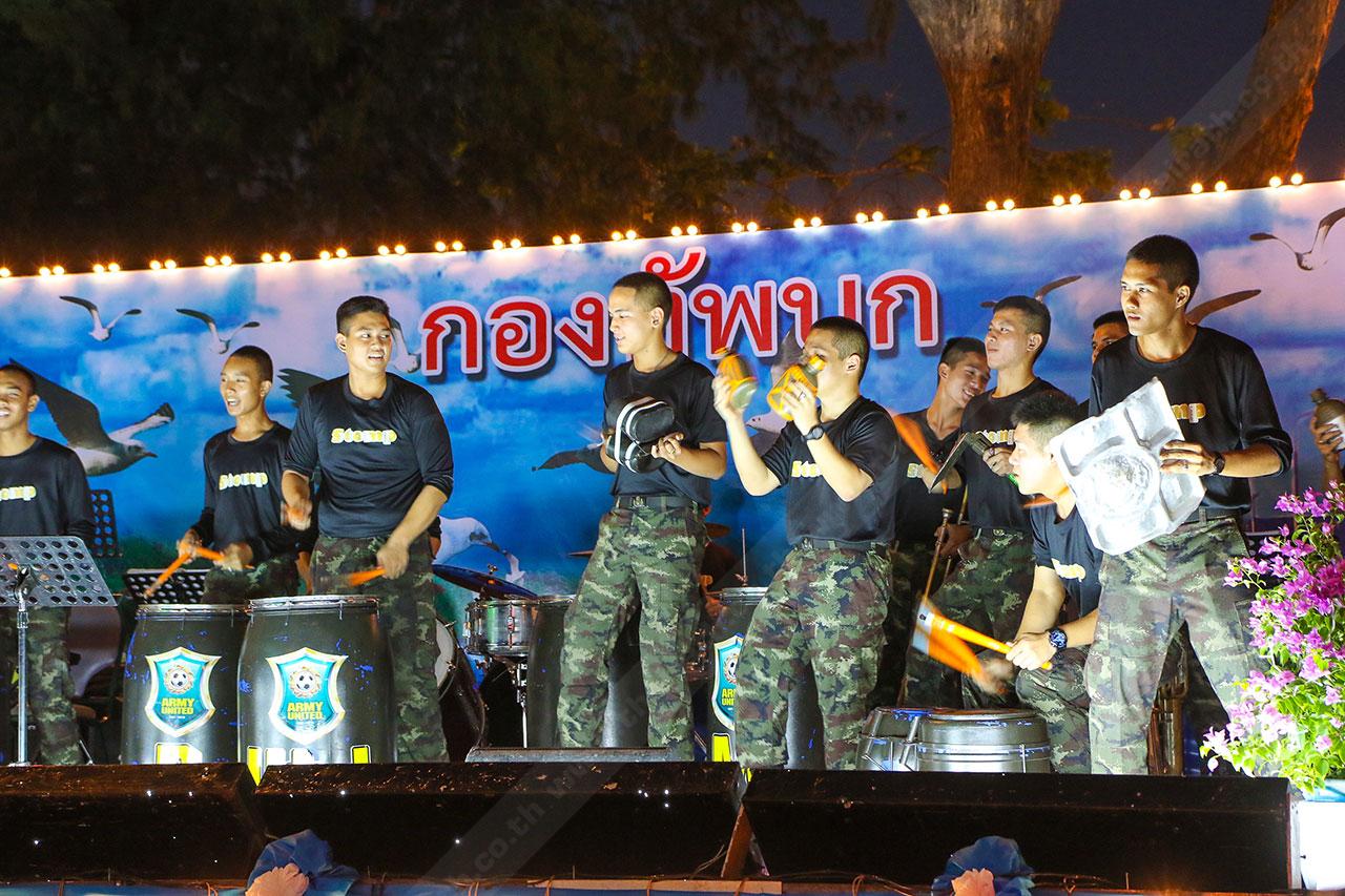 ร้อง เล่น เต้นบนเวที