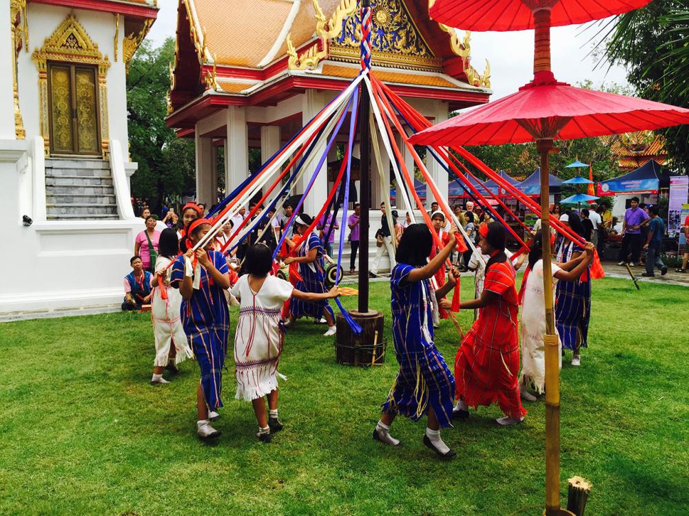 ส่วนหนึ่งของชาวเขาที่มาโชว์การละเล่นในงาน