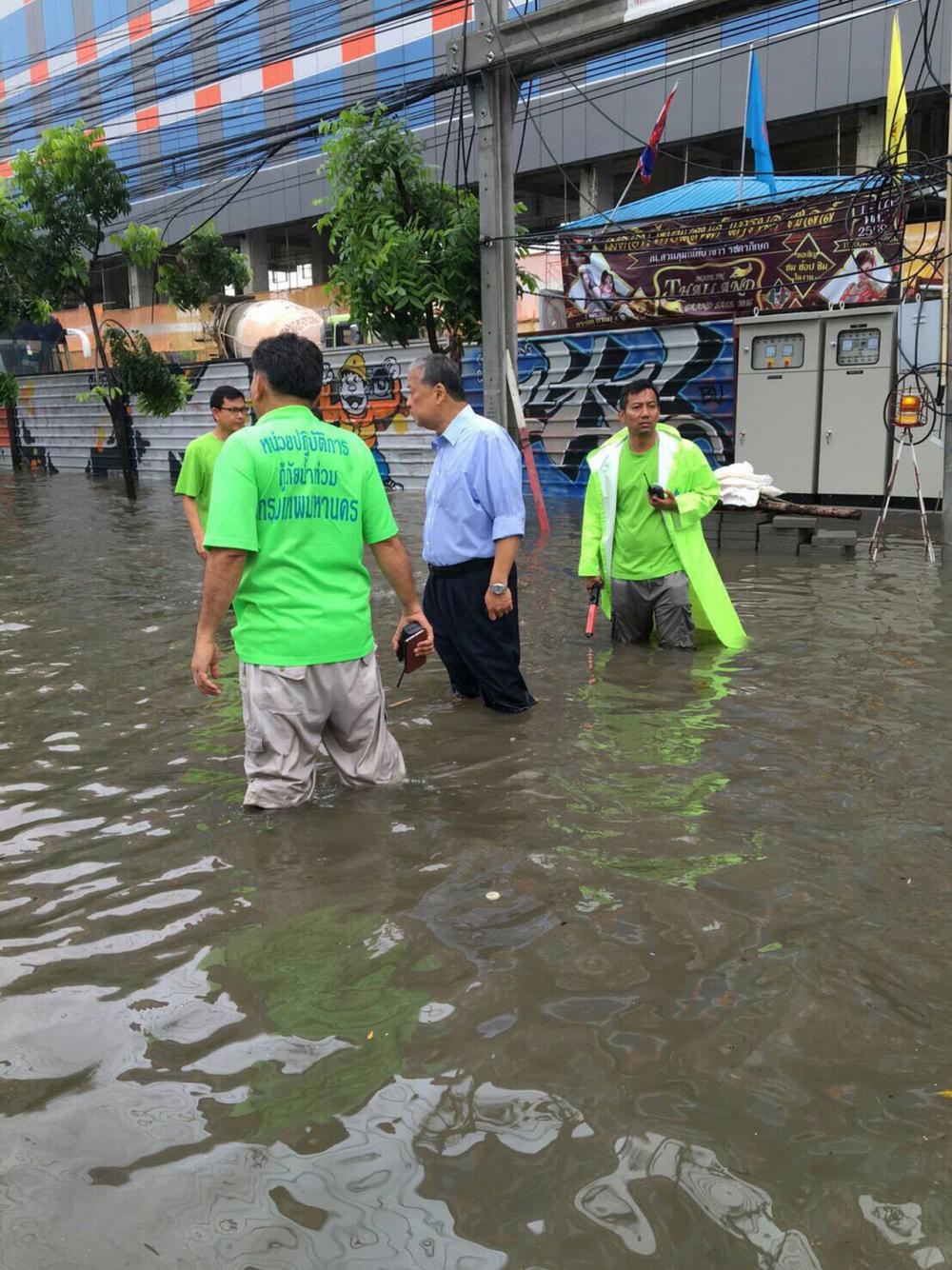ผู้ว่าราชการกรุงเทพมหานคร ลงพื้นที่ ดูปัญหาน้ำท่วม ที่หน้าศาลอาญา ถนนรัชดาภิเษก
