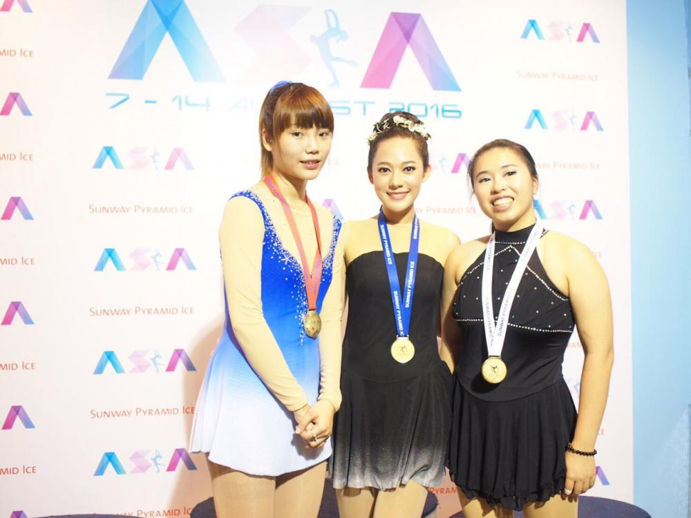 ทับทิมกับผู้เข้าแข่งขันไอซ์สเก็ตจากประเทศอื่นๆ ในเอเชีย