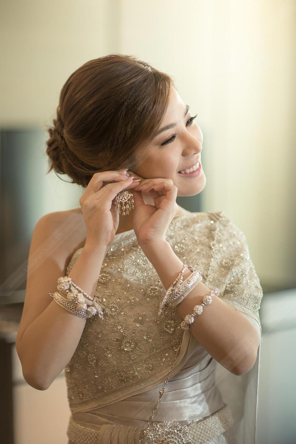สวยในชุดไทย (พิธีหมั้นเช้า)