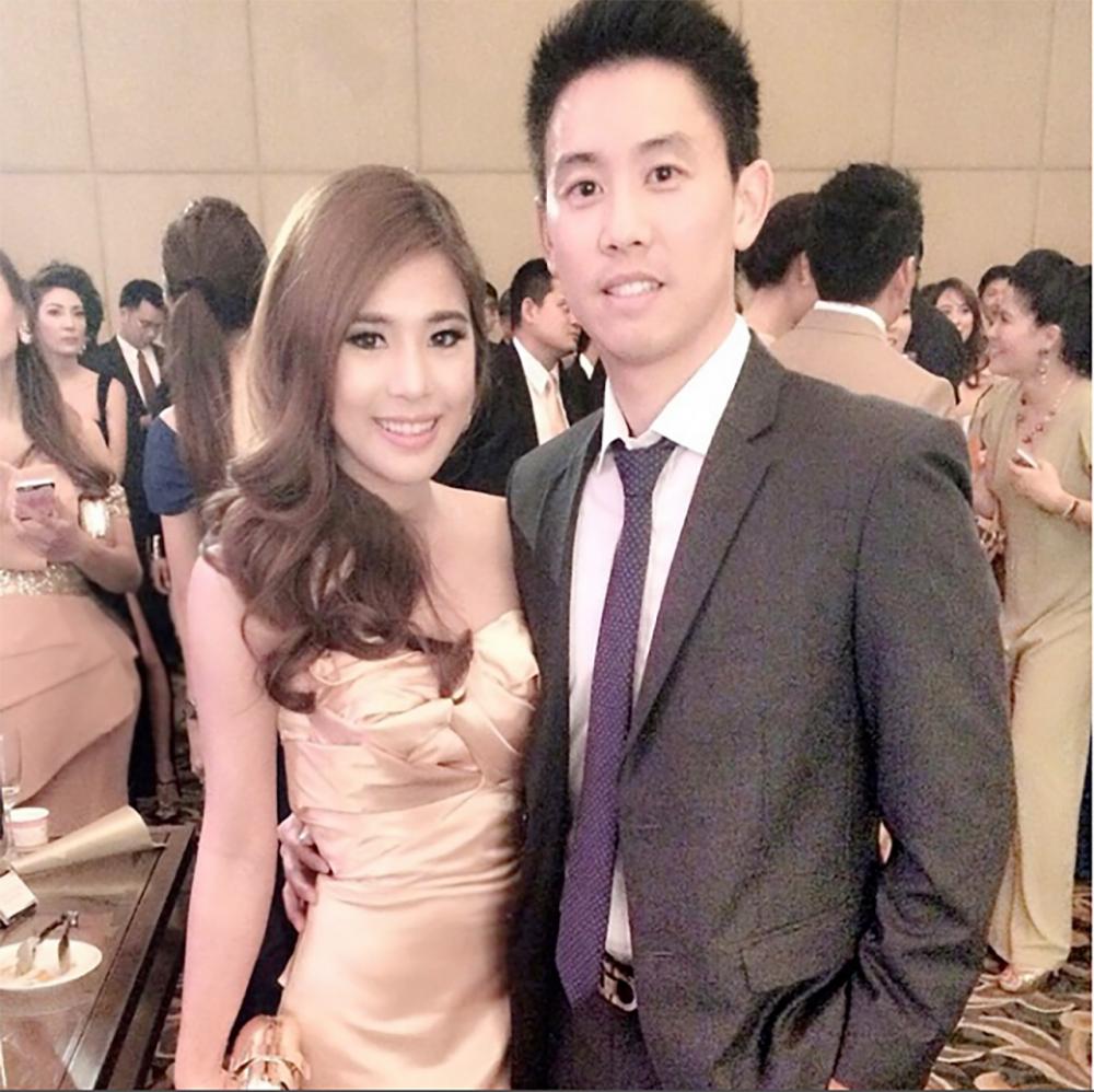 ควงกันออกงาน