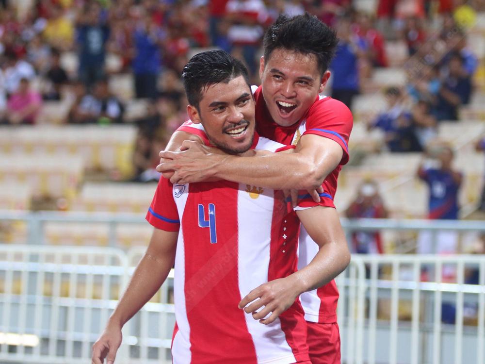 ธีราทร บุญมาทัน เข้ามาดีใจกับ เกริกฤทธิ์ ทวีกาญจน์ ที่ยิง 2 ประตูให้ทีมไทยในนัดชิงชนะเลิศ