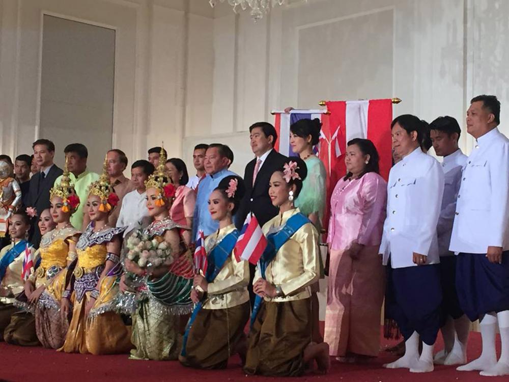 ออท.อรรถยุทธ์ ถ่ายภาพร่วมกับผู้แสดงปิดท้ายงาน
