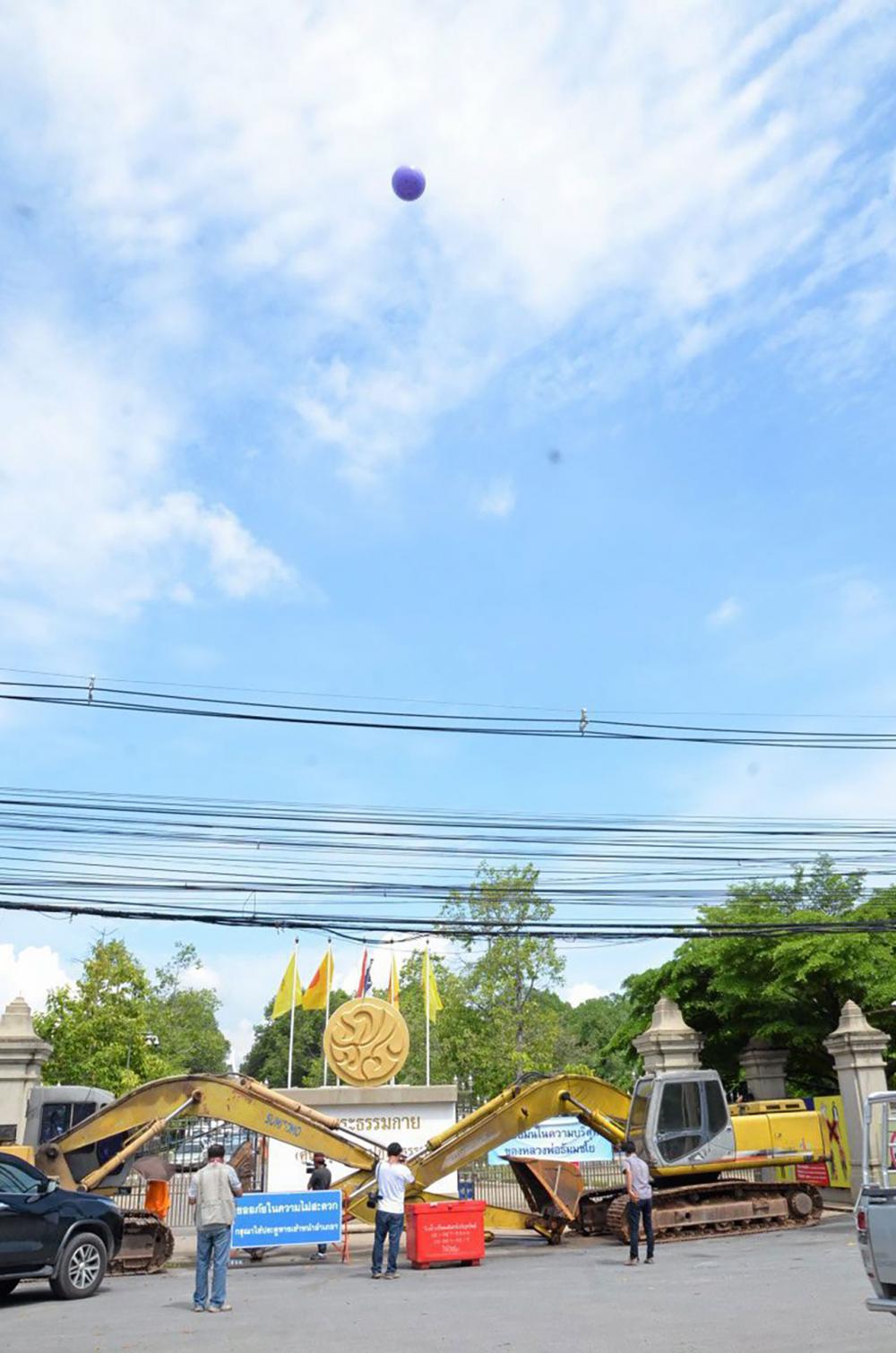 สิ่งกีดขวางตามประตูวัดพระธรรมกาย