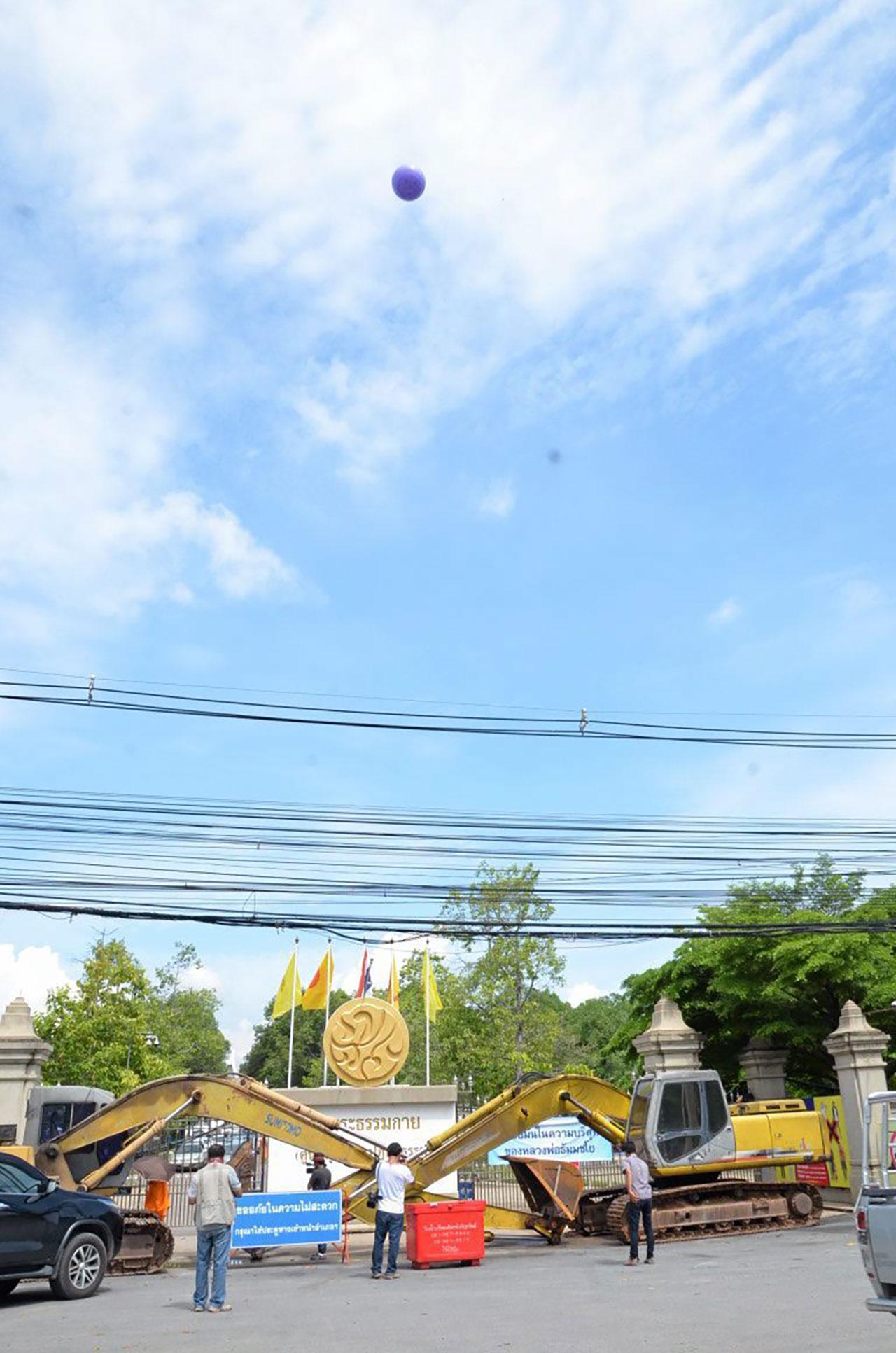 สิ่งกีดขวางตามประตูวัดพระธรรมกาย