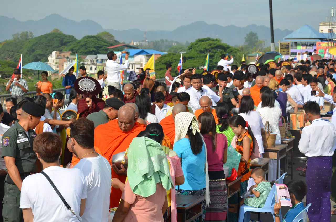 พุทธศาสนิกชนทั่วไทย ร่วมทำบุญ 'วันวิสาขบูชา'