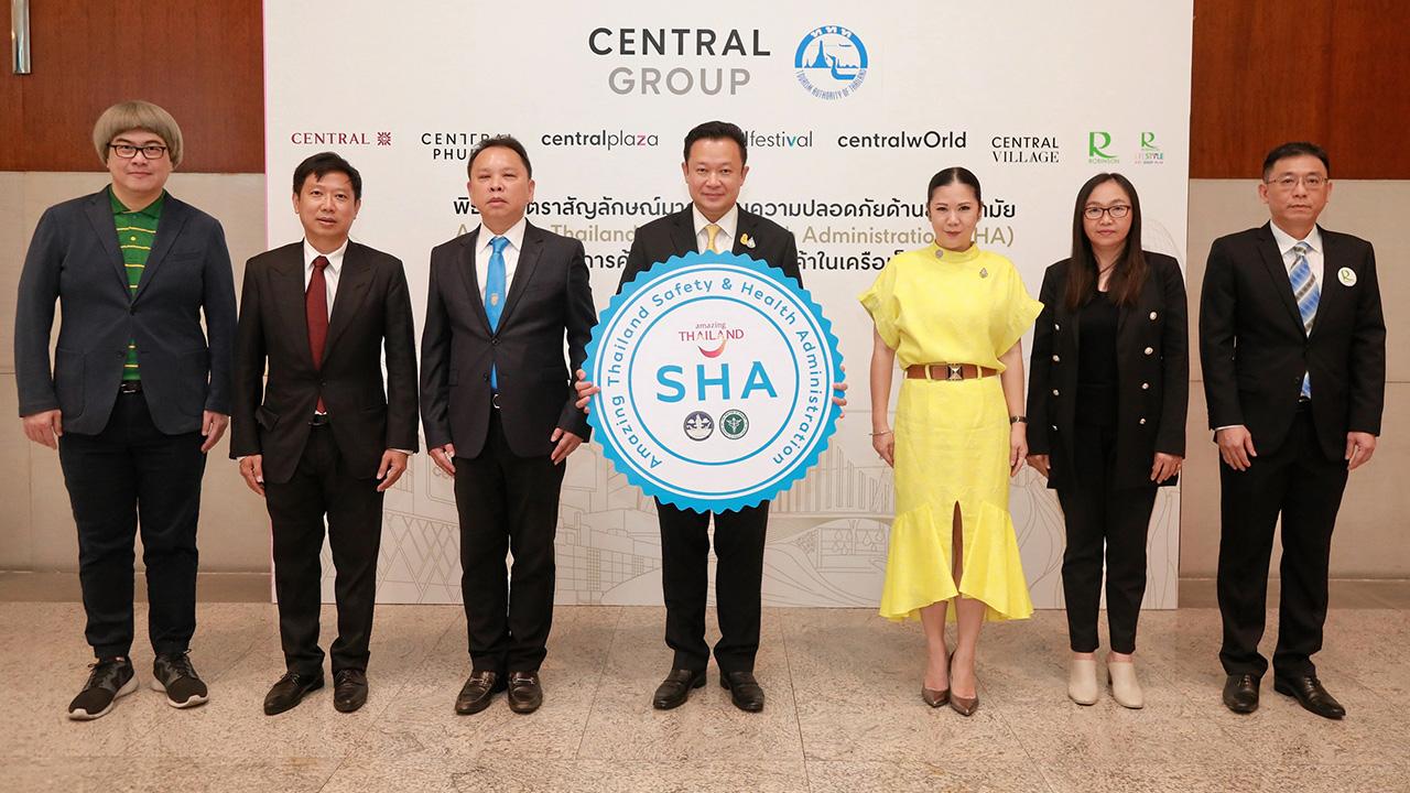 ปลอดภัย ยุทธศักดิ์ สุภสร มอบตราสัญลักษณ์มาตรฐานความปลอดภัยด้านสุขอนามัย (SHA) ให้แก่ ดร.ณัฐกิตติ์ ตั้งพูลสินธนา, ดร.ปิยะพงษ์ ธัญญศรีสังข์ และ สุรกิจ อารยรังษี ผู้แทนในเครือกลุ่มเซ็นทรัล โดยมี ฐาปนีย์ เกียรติไพบูลย์ มาร่วมในพิธีด้วย ที่เซ็นทรัลเวิลด์ วันก่อน.