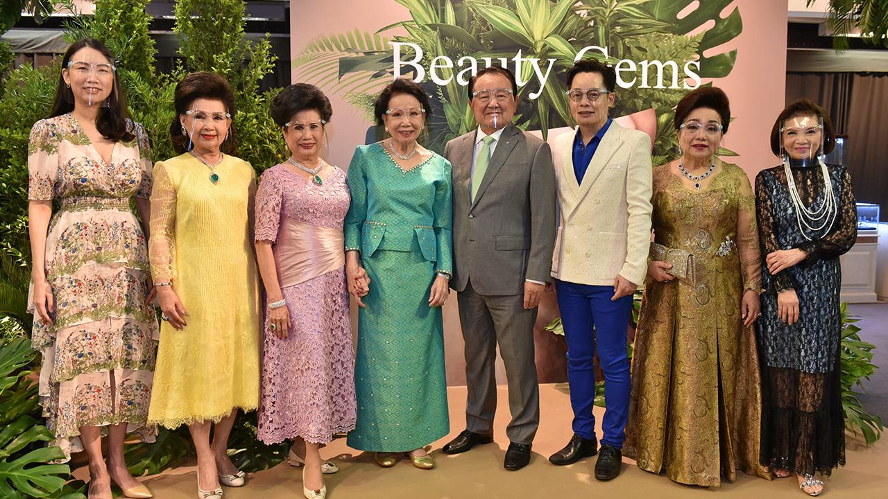 สุดยอด สุริยน ศรีอรทัยกุล จัดงาน “เดอะ ซีเครท ไดมอนด์ การ์เดน” เผยโฉม “หน้ากากเพชร” ทั้ง 8 ชิ้น มูลค่ารวมกว่า 100 ล้านบาท โดยมี คุณหญิงกิ่งแก้ว เอื้อทวีกุล, สุมาลี ศรีสุภรวาณิชย์, ดร.พรสิทธิ์ ศรีอรทัยกุล และ จรินทร์ สุมานนท์ มาร่วมงานด้วย ที่เซ็นทรัลชิดลม วันก่อน.