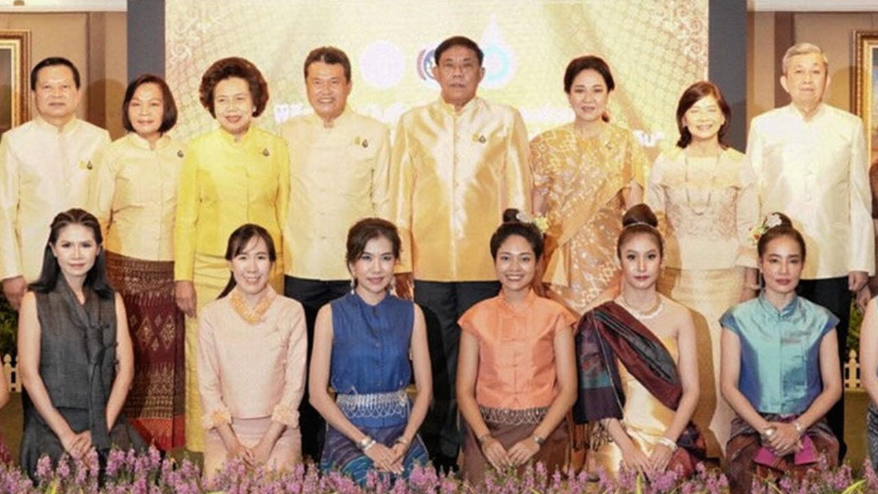 ตกลง สุทธิพงษ์ จุลเจริญ, ดร.วันดี กุญชรยาคง จุลเจริญ และ พล.ต.อ.อัศวิน ขวัญเมือง ร่วม ลงนามบันทึกข้อตกลงความร่วมมือโครงการ “สืบสาน อนุรักษ์ศิลป์ผ้าถิ่นไทย ดำรงไว้ในแผ่นดิน” เพื่อรณรงค์สวมใส่ผ้าไหมเสริมสร้างรายได้ให้ชุมชนท้องถิ่น ที่ศาลาว่าการ กทม. วันก่อน.