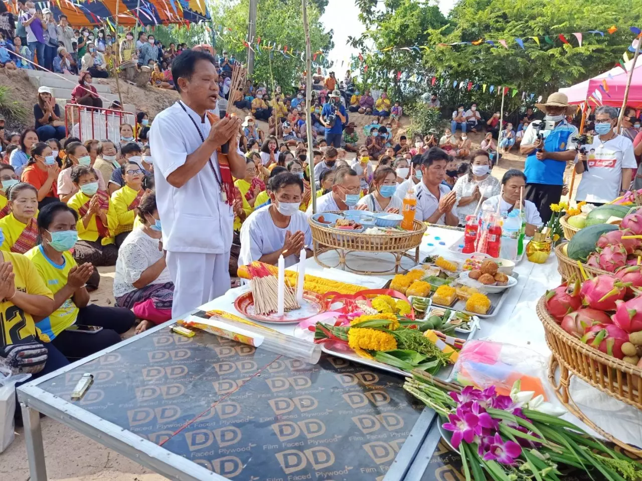 "เลขเด็ด" พิธีบวงสรวงตั้งศาล "ต้นยางนา" ตัดโค่นไม่ขาด ให้โชค 2 งวดติด