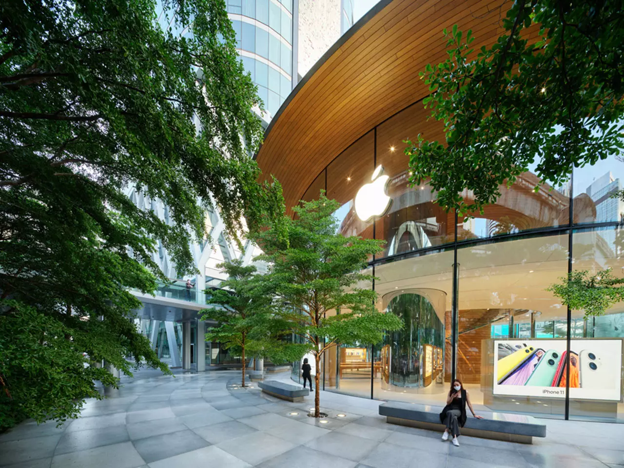 ส่องร้าน Apple Central World มีต้นหูกระจงอยู่รอบๆ เปิดให้ชม 31 ก.ค.นี้