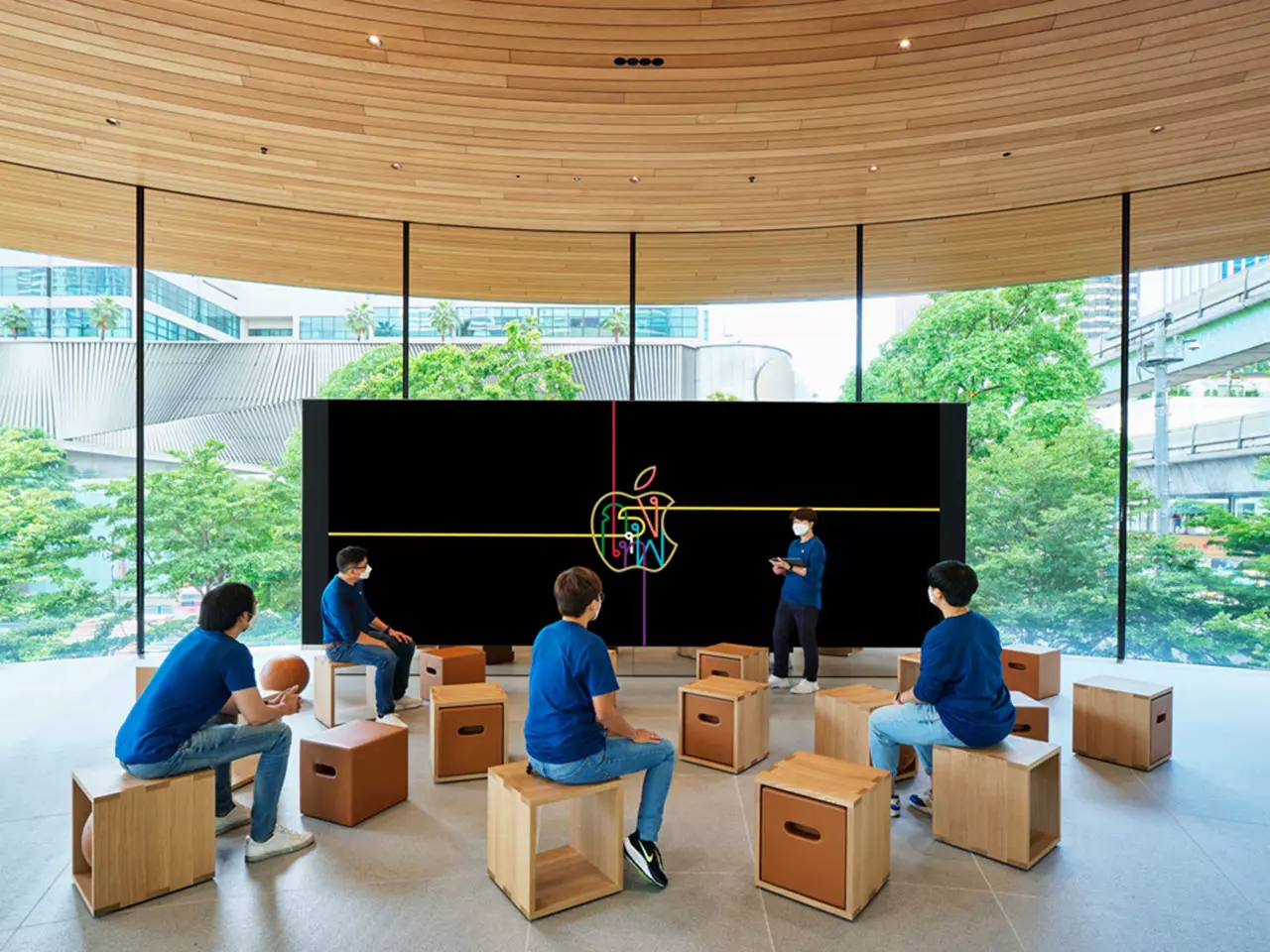 ส่องร้าน Apple Central World มีต้นหูกระจงอยู่รอบๆ เปิดให้ชม 31 ก.ค.นี้