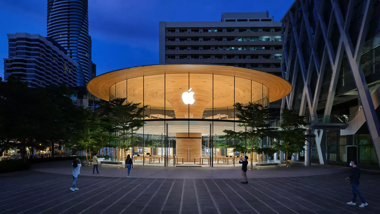 ส่องร้าน Apple Central World มีต้นหูกระจงอยู่รอบๆ เปิดให้ชม 31 ก.ค.นี้