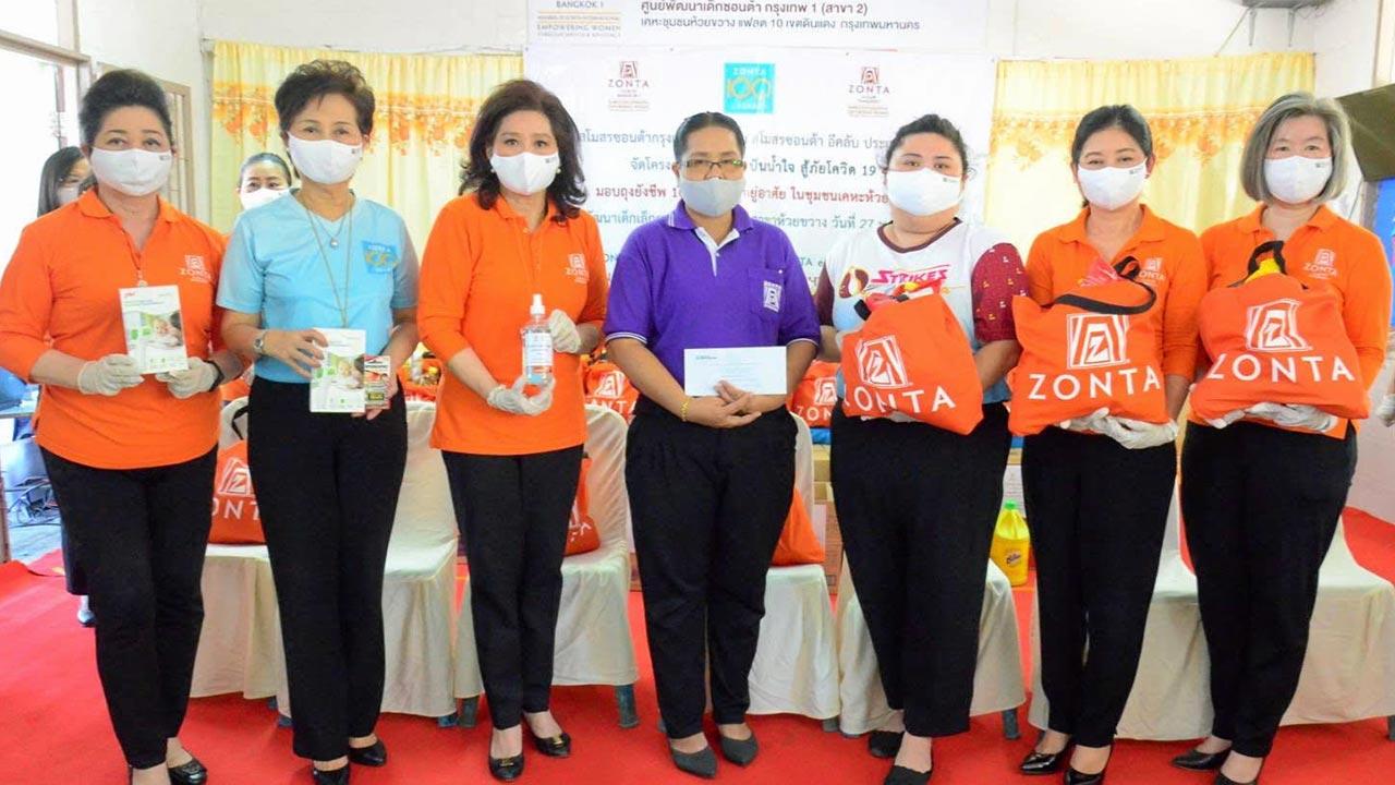 ถุงยังชีพ ดร.ลาลีวรรณ กาญจนจารี จัดโครงการ “ซอนต้าปันน้ำใจ สู้ภัยโควิด-19” มอบถุงยังชีพ และแอลกอฮอล์สเปรย์ ให้ประชาชนในชุมชน โดยมี พวงทอง อานันทนะสุวงศ์, นภา สุขะมงคล และ นฤพร กาญจนจารี มาร่วมมอบด้วย ที่ศูนย์พัฒนาเด็กซอนต้า กรุงเทพ 1 ห้วยขวาง วันก่อน.