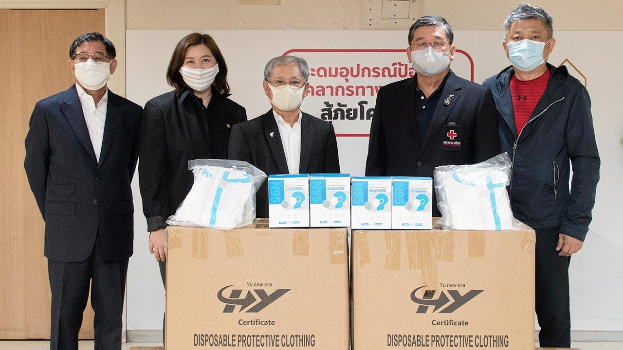 วพน.4 ชัยวัฒน์ อุทัยวรรณ์ รับมอบชุด PPE และหน้ากาก N95 จาก นำชัย หล่อวัฒนตระกูล ผู้แทน ผู้เข้าอบรมหลักสูตรผู้บริหารระดับสูงด้านวิทยาการพลังงาน รุ่นที่ 4 เพื่อสนับสนุนอุปกรณ์ป้องกันบุคลากรทางการแพทย์ในโครงการ “อาสาร่วมใจ FIGHT COVID” ที่สภากาชาดไทย วันก่อน.