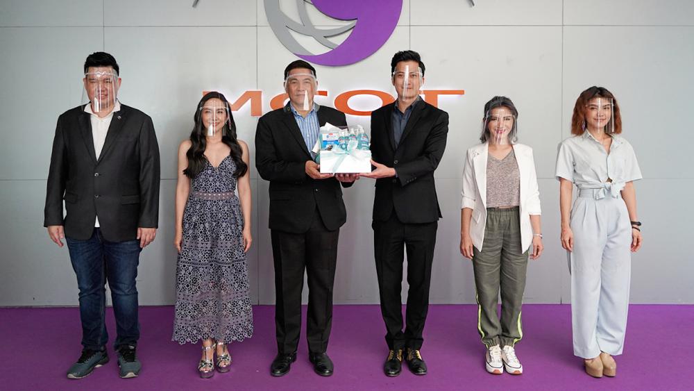 สู้ภัยโควิด - ผาติยุทธ ใจสว่าง ผู้ช่วยกรรมการผู้อำนวยการใหญ่ สำนักโทรทัศน์ บมจ.อสมท รับมอบผลิตภัณฑ์เจลและสเปรย์แอลกอฮอล์จาก ธนา ลิมปยารยะ บ.อมาโด้ กรุ๊ป จำกัด เพื่อส่งต่อความห่วงใยให้กับคนไทยสู้กับสถานการณ์ไวรัสโควิด-19 ผ่านกิจกรรมพิเศษ “9Stage nonstop” เพื่อเข้าร่วมโครงการ “อสมท ร่วมใจคนไทย สู้ภัย โควิด–19” ที่ช่อง 9 MCOT HD.