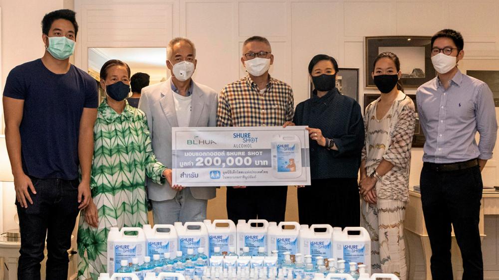 ห่วงใยเด็ก ธีระพงศ์ ปังศรีวงศ์ ประธาน บ.บี.เอ็ล.ฮั้ว มอบแอลกอฮอล์ มูลค่า 200,000 บาทให้แก่ พล.ต.ต.ดร.นรวัฒน์ เจริญรัชต์ภาคย์ ประธาน กก.อก. มูลนิธิเด็กโสสะแห่งประเทศไทย เพื่อให้เด็กและเยาวชนใช้ป้องกันการแพร่ระบาดของเชื้อไวรัสโควิด ที่โรงแรมเคป เฮ้าส์ วันก่อน.