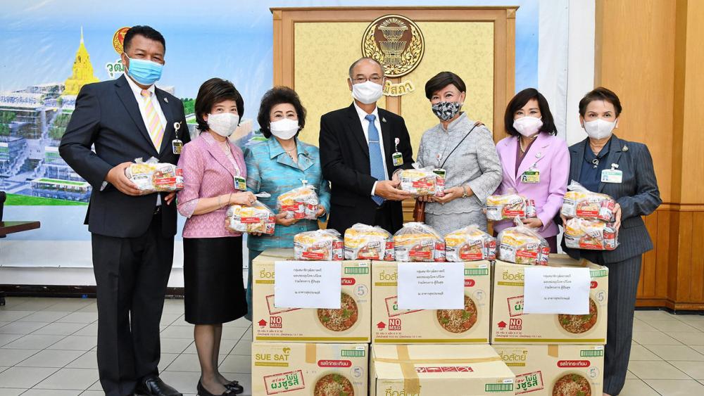 ตู้ปันสุข พล.อ.สิงห์ศึก สิงห์ไพร รองประธานวุฒิสภา รับมอบสิ่งของเครื่องอุปโภคบริโภคจากดร.ศิรินา ปวโรฬารวิทยา ในนามสตรีวุฒิสภา เพื่อสนับสนุนกิจกรรม “ตู้ปันสุข” โดยมี เรณู ตังค จิวางกูร, ฉวีรัตน์ เกษตรสุนทร และ สุนี จึงวิโรจน์ มาร่วมมอบด้วย ที่อาคารสุขประพฤติ วันก่อน.