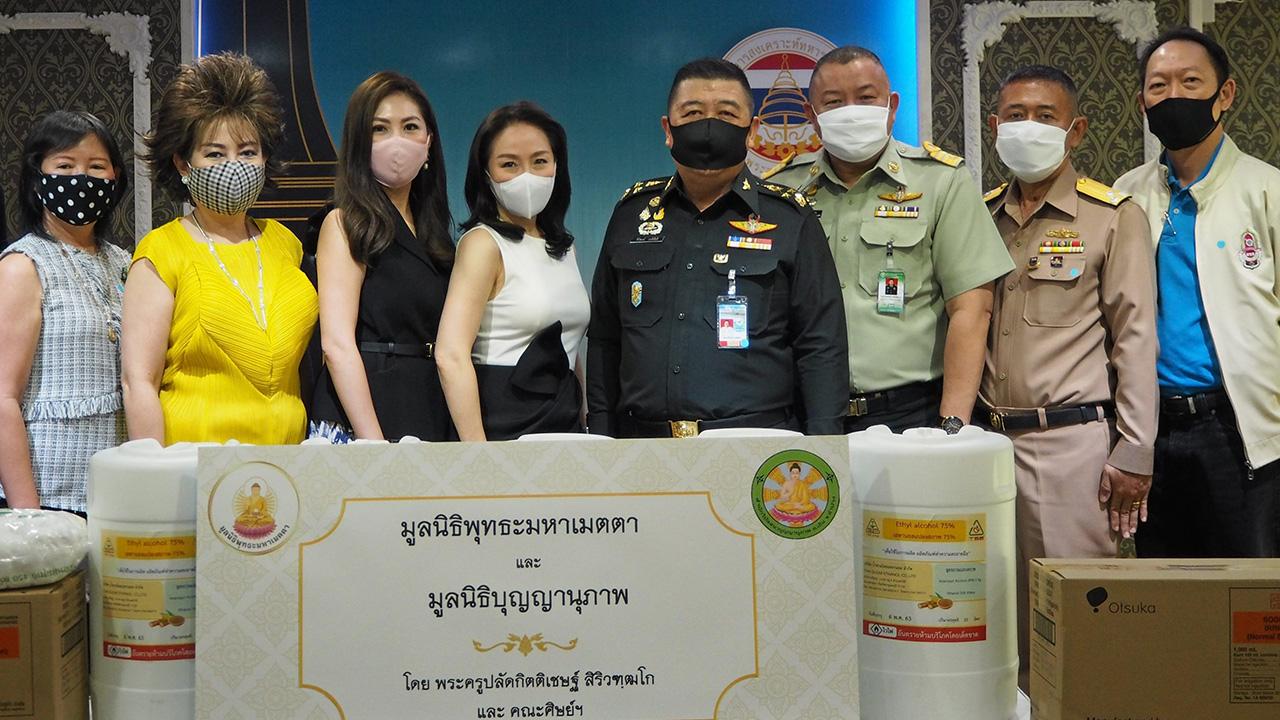 แอลกอฮอล์ พล.อ.ศิริพงษ์ วงศ์ขันตี ผอ.องค์การสงเคราะห์ทหารผ่านศึก รับมอบแอลกอฮอล์ทำความสะอาดโรงพยาบาลทหารผ่านศึก จาก อุมาพร ว่องวัฒนะสิน โดยมี พล.ร.ท.เชษฐา ใจ เปี่ยม และ พัฒน์นรี ภักดีคณาเศรษฐ์ มาร่วมมอบด้วย ที่องค์การสงเคราะห์ทหารผ่านศึก วันก่อน.