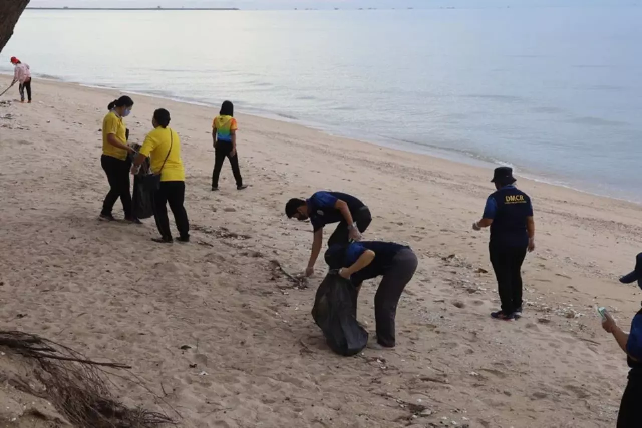 ผู้ว่าฯ เพชรบุรี นำบิ๊กคลีนนิ่งก่อนเปิดหาดชะอำ 1 มิ.ย. แต่ยังห้ามเล่นน้ำ