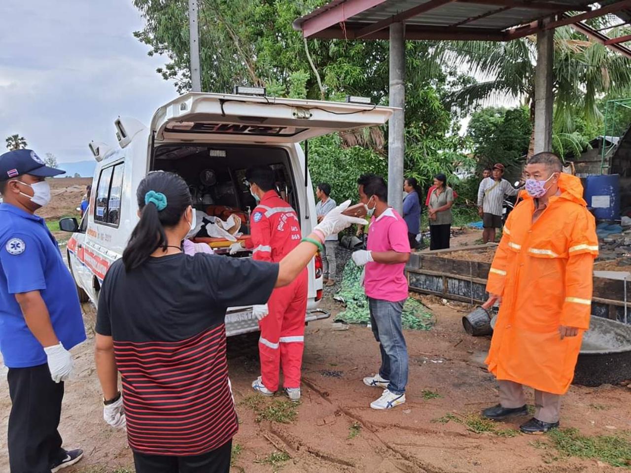 พายุถล่มที่นครสวรรค์ ลมแรงพัดกำแพงบ้านพัง ทับร่างผัวตายเมียบาดเจ็บ