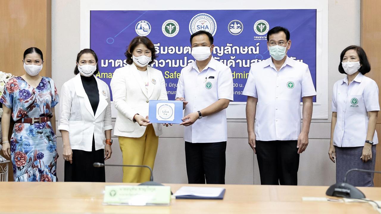 มั่นใจได้ อนุทิน ชาญวีรกูล รมว.สาธารณสุข มอบตราสัญลักษณ์มาตรฐานความปลอดภัยด้านสุขอนามัย ให้แก่ นราทิพย์ รัตตประดิษฐ์ ในนามตัวแทนศูนย์การค้าในเครือสยามพิวรรธน์ โดยมี นพ.สุขุม กาญจนพิมาย มาร่วมในพิธีด้วย ที่ สนง. ปลัดกระทรวงสาธารณสุข วันก่อน.
