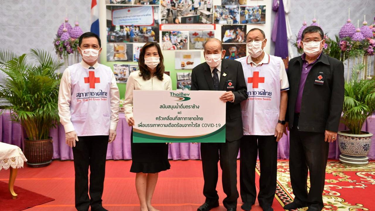 มอบน้ำดื่ม แผน วรรณเมธี รับมอบน้ำดื่มตราช้างจาก ภาวินี ไชยสิทธิ์ ผู้แทนจากบริษัท ไทยเบฟเวอเรจ เพื่อสนับสนุนโครงการ “ครัวพระราชทาน” อุปนายิกาผู้อำนวยการสภากาชาดไทยช่วยเหลือประชาชนได้รับผลกระทบจากการแพร่ระบาดไวรัส COVID ที่วัดปทุมวนาราม วันก่อน.