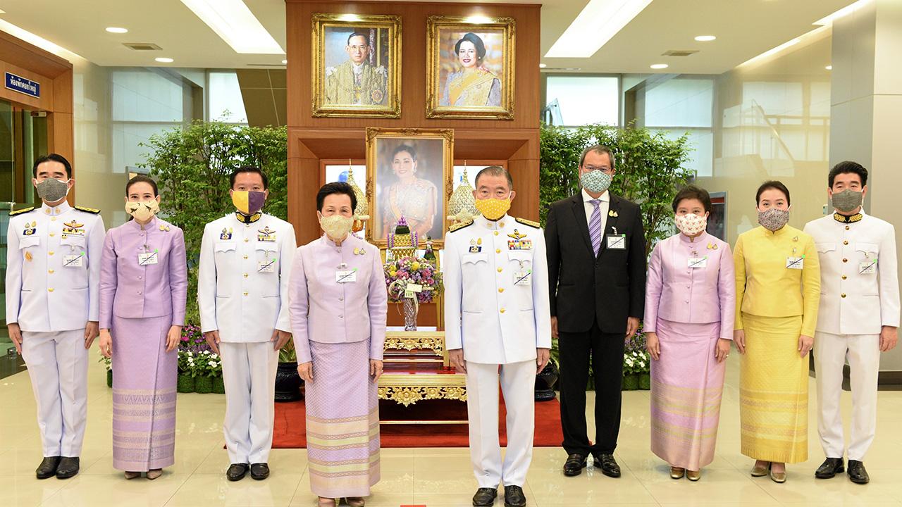 ถวายพระพร เจริญ-คุณหญิงวรรณา สิริวัฒนภักดี, ฐาปน-ปภัชญา สิริวัฒนภักดี, โชติพัฒน์-อาทินันท์ พีชานนท์, โสมพัฒน์-วัลลภา ไตรโสรัส และ อัศวิน เตชะเจริญวิกุล ลงนามถวายพระพรชัยมงคล สมเด็จพระนางเจ้าฯ พระบรมราชินี วันเฉลิมพระชนมพรรษา ที่วังอัมพร วันก่อน.