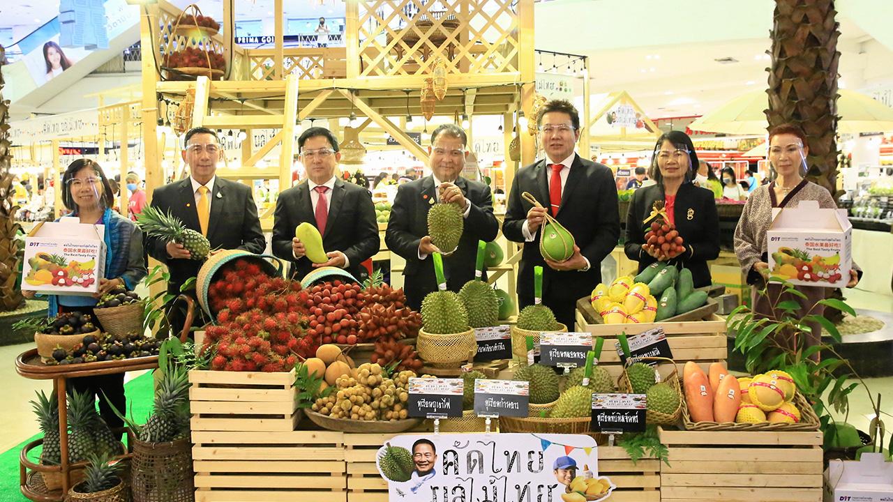 กินของไทย วิชัย โภชนกิจ เปิดงาน คัดไทย ผลไม้ไทย 2020 เพื่อสนับสนุนผลผลิตเกษตรไทย โดยมี บุญชัย ปลื้มสืบกุล, พูนพงษ์ นัยนาภากรณ์, สุภานันท์ เพ็ชรมาศ, ผศ.ดร.วราวุธ ตีระนันทน์, ดร.ณุกานดา กิติศุภวัฒนา และ นงนุช นามวงศ์ มาร่วมงานด้วย ที่เดอะมอลล์ บางแค วันก่อน.