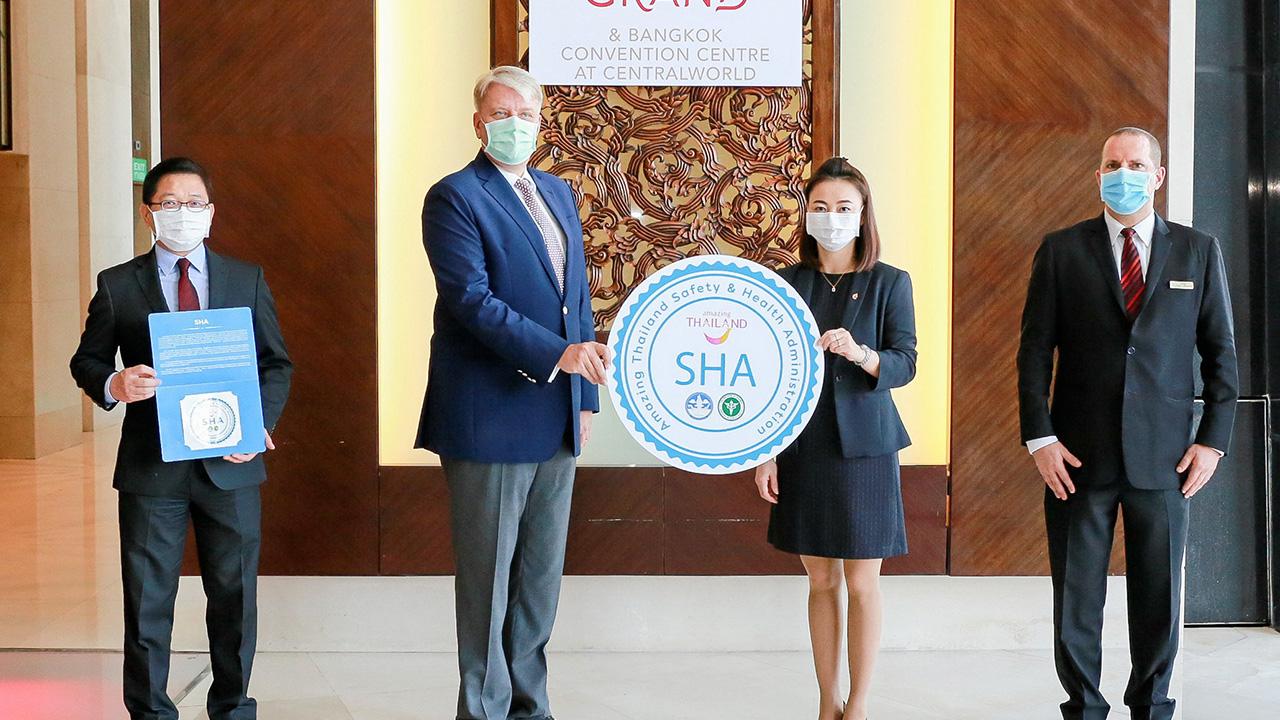 ถูกสุขอนามัย โรเบิร์ต เมาเรอร์ เลิฟเลอร์ เป็นตัวแทนรับรางวัลโรงแรมผ่านการรับรองมาตรฐาน ความปลอดภัยด้านสุขอนามัย SHA จากการท่องเที่ยวแห่งประเทศไทย โดยมี เฟอรี่ ทาโยโน และ กาญจนา เรืองสิริวิชญกุล มาร่วมงานด้วย ที่โรงแรมเซ็นทาราแกรนด์ เซ็นทรัลเวิลด์ วันก่อน.